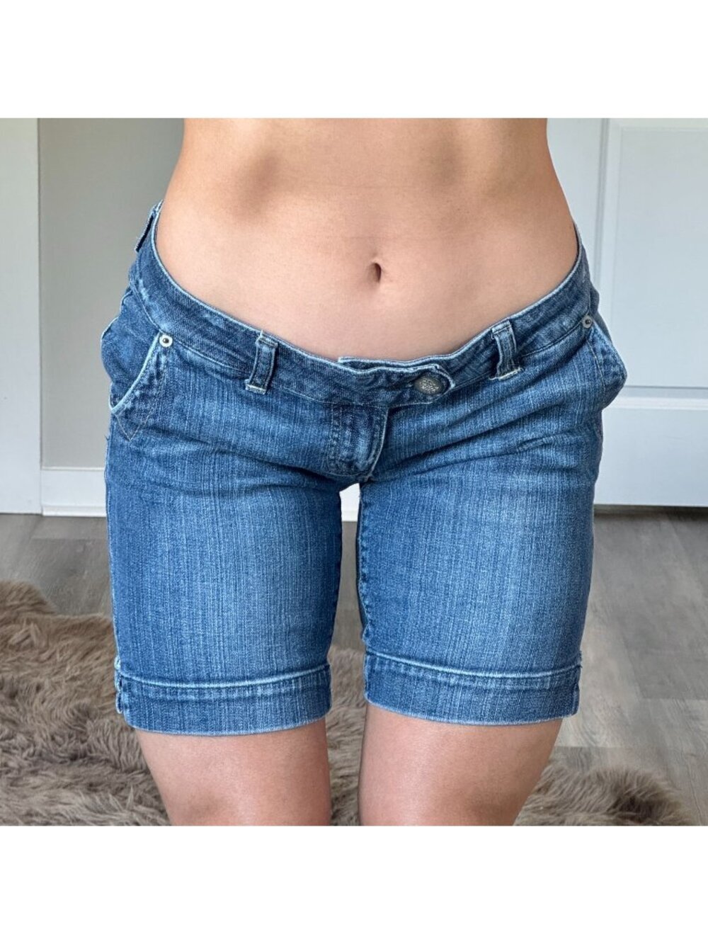 Y2K 2000s American Eagle Low Rise Denim Bermuda Shorts Womens 8 Blue Distressed